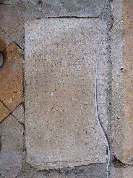 dalle funéraire de dame Marie Gilles, épouse de Gilles Bigot, vue générale - © Ministère de la Culture (France), Conservation des antiquités et des objets d'art du Loir-et-Cher, tous droits réservés 