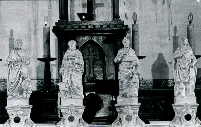 quatre statues-reliquaires : Les Evangélistes, vue générale - © Ministère de la Culture (France), Conservation des antiquités et des objets d'art du Loir-et-Cher, tous droits réservés 