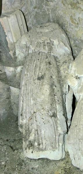 statue (fragment) : personnage en aube, vue générale - © Ministère de la Culture (France), Conservation des antiquités et des objets d'art du Loir-et-Cher, tous droits réservés 