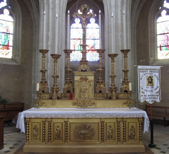 maître-autel, tabernacle, gradin d'autel et six chandeliers, vue générale - © Ministère de la Culture (France), Conservation des antiquités et des objets d'art du Loir-et-Cher, tous droits réservés