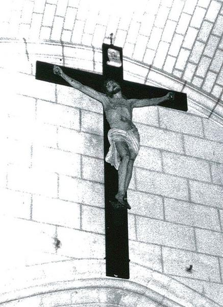 statue : Christ en croix, vue générale