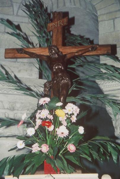 statue : Christ en croix, vue générale