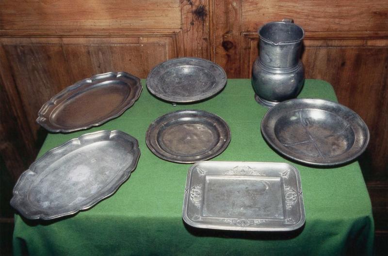 plateaux, assiettes, pichet, vue générale - © Ministère de la Culture (France), Conservation des antiquités et des objets d'art du Loir-et-Cher, tous droits réservés