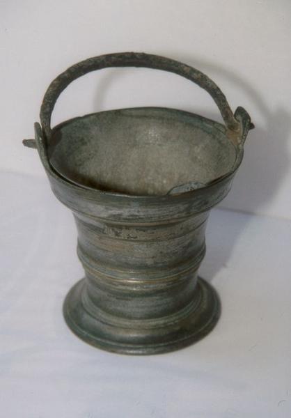 seau à eau bénite, vue générale - © Ministère de la Culture (France), Conservation des antiquités et des objets d'art du Loir-et-Cher – Tous droits réservés