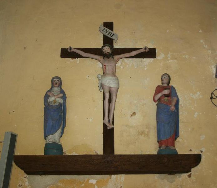 calvaire (statues) : Christ en croix, Vierge et Saint Jean, vue générale