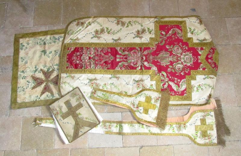 chasuble, voile de calice, étole de clerc, manipule et bourse de corporal, vue générale
