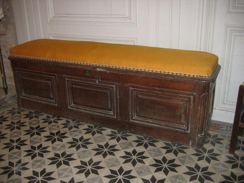 banc (banc-coffre), vue générale - © Ministère de la Culture (France), Conservation des antiquités et des objets d'art du Loir-et-Cher – Tous droits réservés 