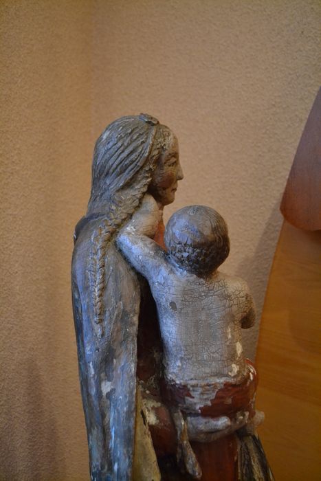 statue : Vierge à l'Enfant, profil droit, vue partielle