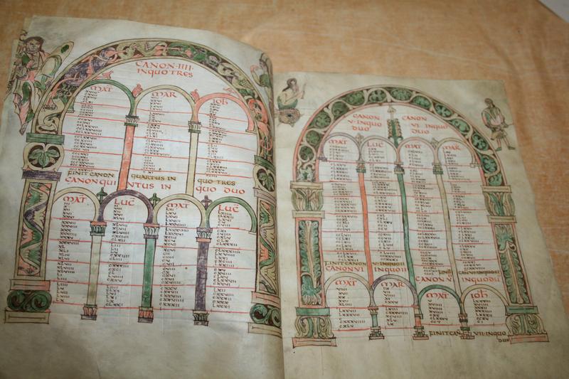 livre liturgique (évangéliaire carolingien), vue partielle
