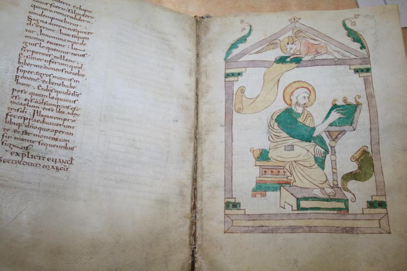 livre liturgique (évangéliaire carolingien), vue partielle