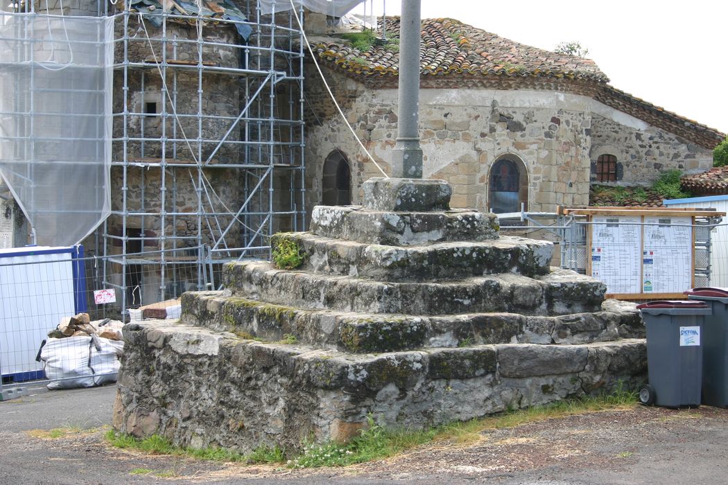 croix en pierre, vue partielle