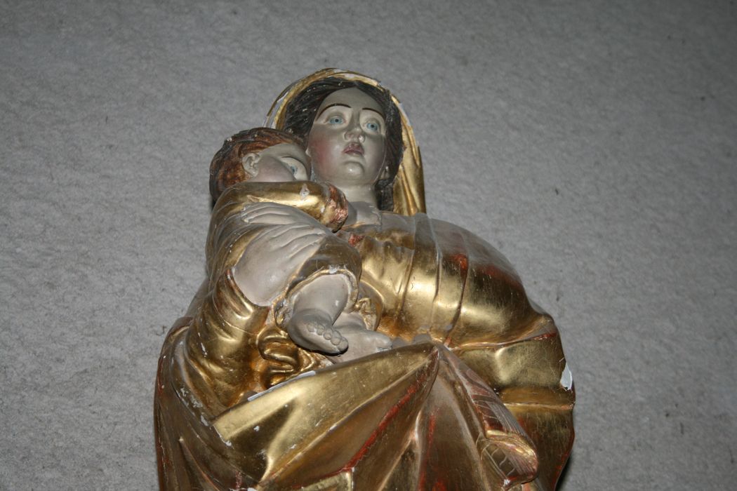 statue : Vierge à l'Enfant, vue partielle - © Ministère de la Culture (France), Conservation des antiquités et des objets d’art de Haute-Loire, tous droits réservés
