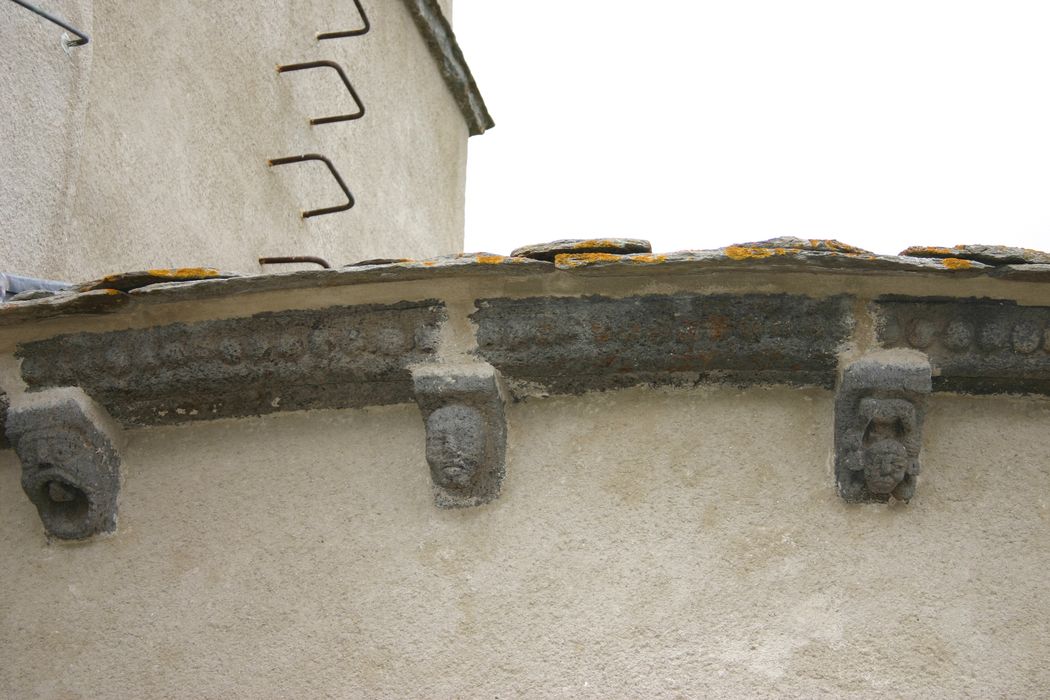 église Saint-Julien : Chevet, détails des des corbeaux de pierre sculptés