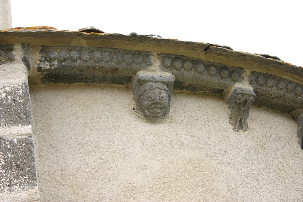 église Saint-Julien : Chevet, détails des des corbeaux de pierre sculptés