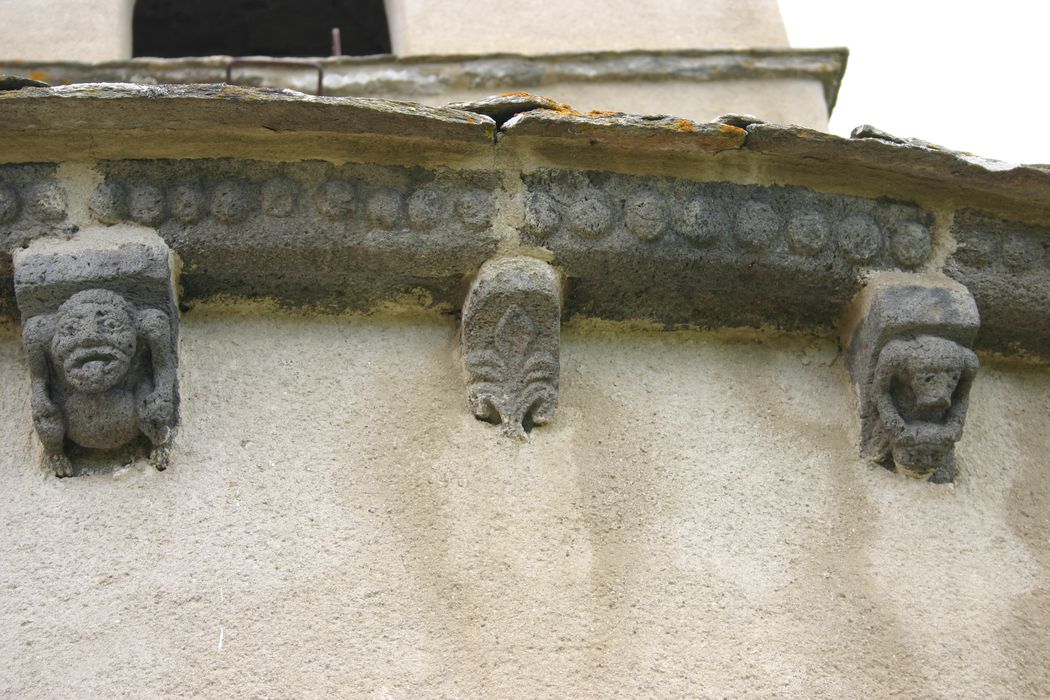 église Saint-Julien : Chevet, détails des des corbeaux de pierre sculptés