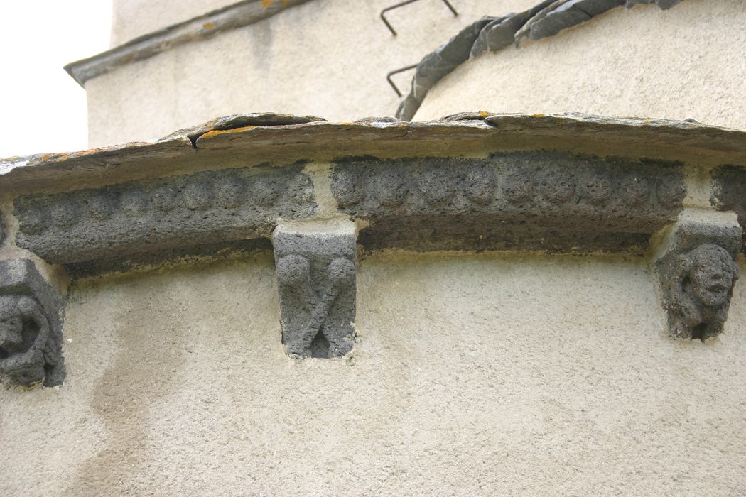 église Saint-Julien : Chevet, détails des des corbeaux de pierre sculptés