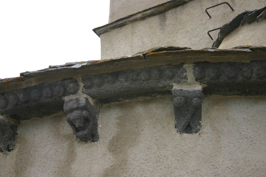 église Saint-Julien : Chevet, détails des des corbeaux de pierre sculptés