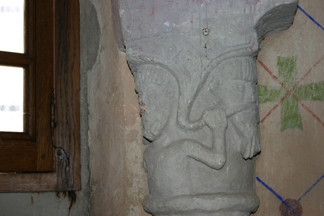 église Saint-Julien : détail d'un chapiteau sculpté