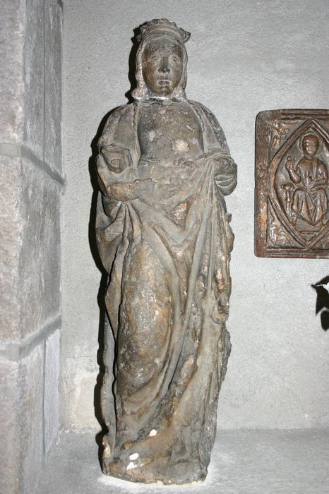 statue : Vierge couronnée