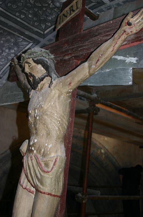 statue : Christ en croix, vue partielle