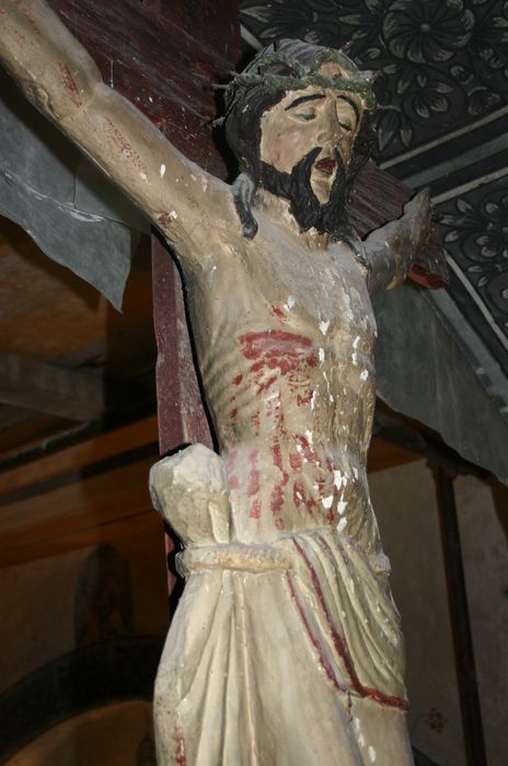 statue : Christ en croix, vue partielle