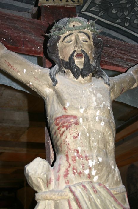 statue : Christ en croix, vue partielle