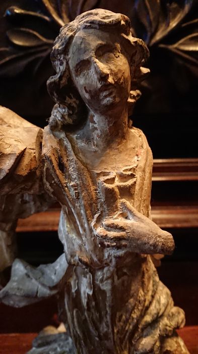 statuette : ange, vue partielle