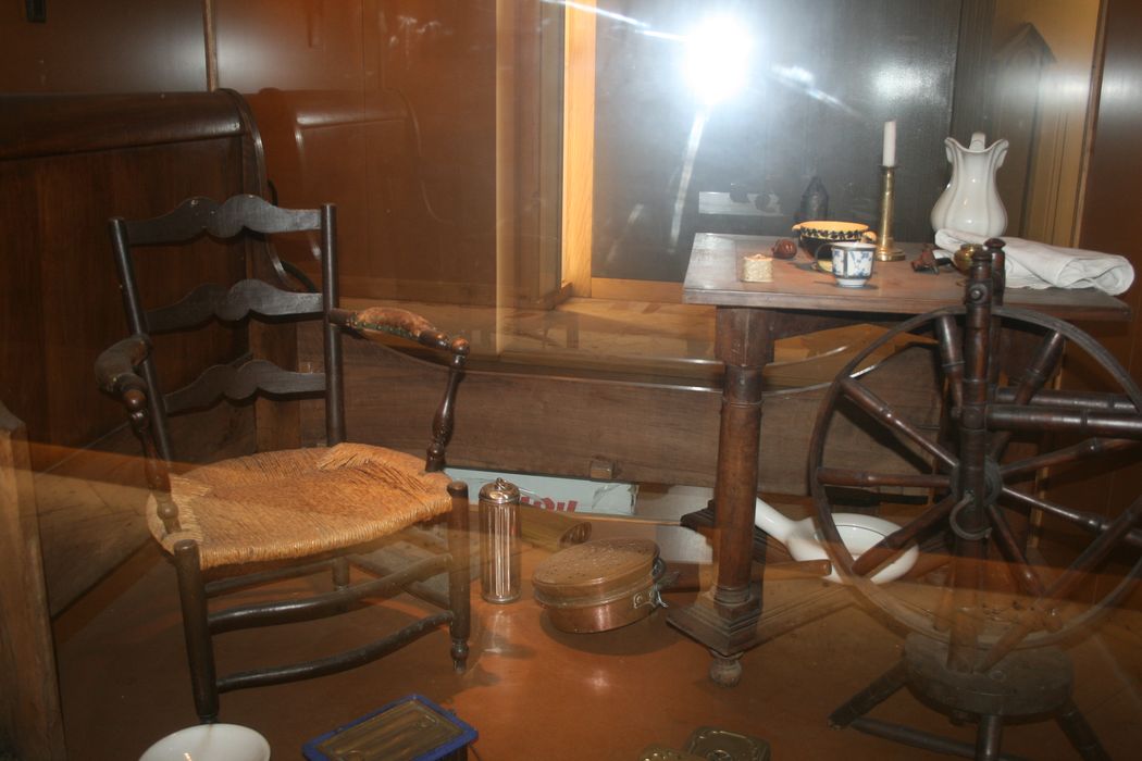 deux fauteuils ; rouet - © Ministère de la Culture (France), Conservation des antiquités et des objets d’art de Haute-Loire, tous droits réservés