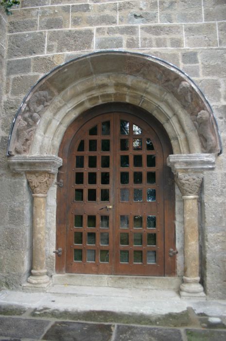 Eglise Saint-Gilles : porte d'accès au cloître, vue générale