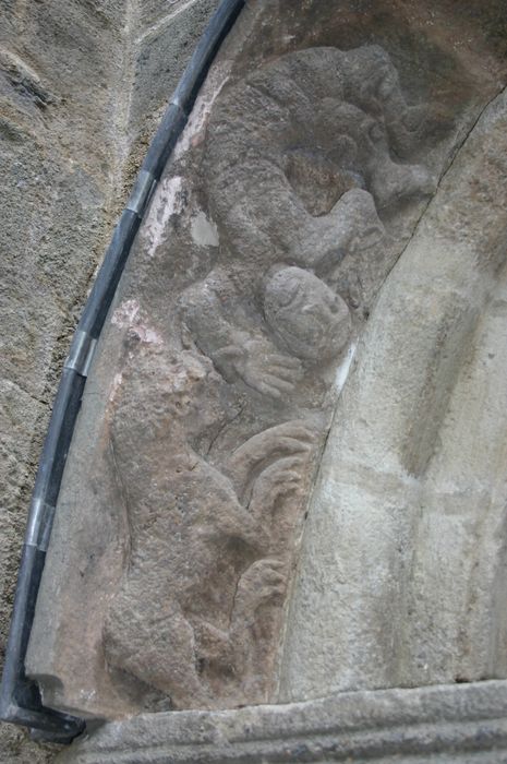 Eglise Saint-Gilles : porte d'accès au cloître, détail de la voussure