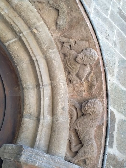 Eglise Saint-Gilles : porte d'accès au cloître, détail de la voussure