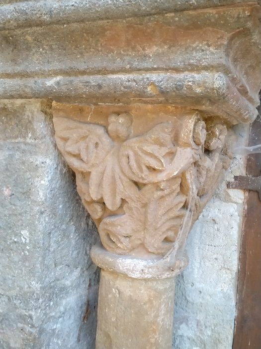 Eglise Saint-Gilles : porte d'accès au cloître, détail d'un chapiteau