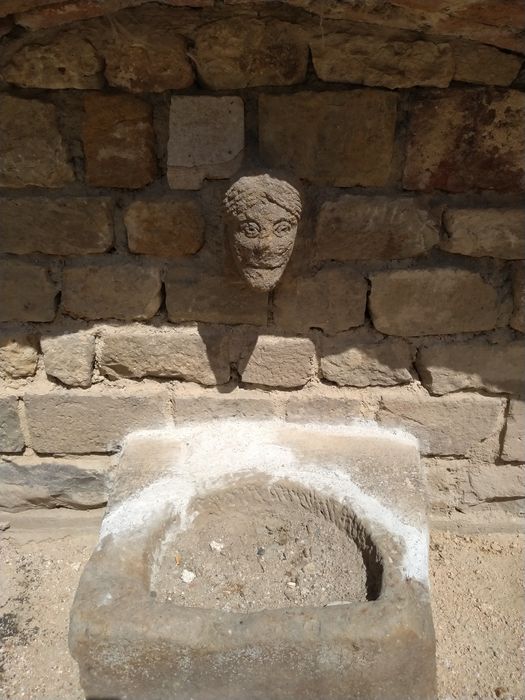 Eglise Saint-Gilles : Détail d'un fragment de statue