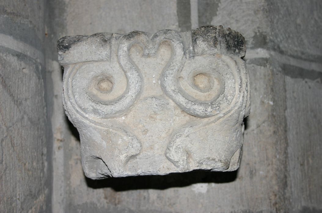 fragments de tombeaux, autels et éléments d'architecture, vue partielle