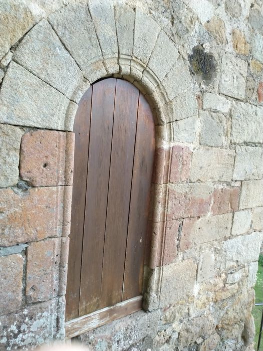 Eglise Saint-Julien de Saint-Quentin-Chaspinhac : Façade latérale nord, détail d'une porte d'accès