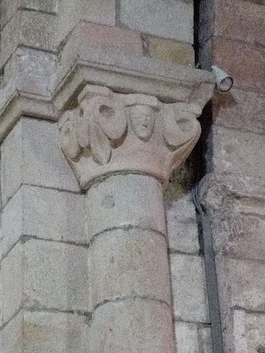 Eglise Saint-Julien de Saint-Quentin-Chaspinhac : Nef, détail d'un chapiteau sculpté