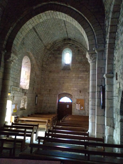 Eglise Saint-Julien de Saint-Quentin-Chaspinhac : Nef, détail d'un chapiteau sculpté