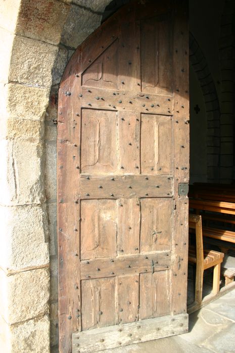 Eglise Notre-Dame de l'Assomption : Portail occidental, vue partielle des vantaux