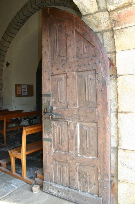 Eglise Notre-Dame de l'Assomption : Portail occidental, vue partielle des vantaux