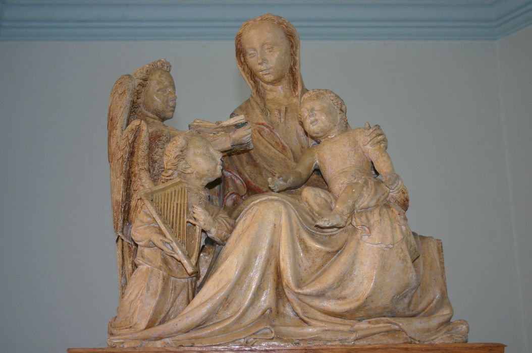 statue : Vierge à l'Enfant en compagnie de deux anges