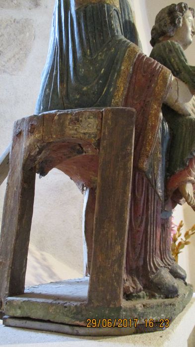 groupe sculpté : Vierge en majesté dite Notre-Dame d'Entremont, détail - © Ministère de la Culture (France), Conservation des antiquités et des objets d’art de Haute-Loire, tous droits réservés