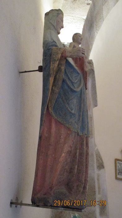 groupe sculpté : Vierge à l'Enfant, profil droit, vue générale - © Ministère de la Culture (France), Conservation des antiquités et des objets d’art de Haute-Loire, tous droits réservés
