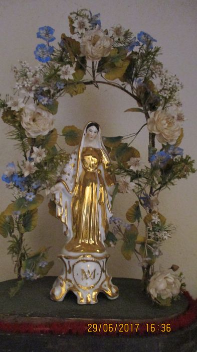 Vierge sous globe avec fleurs - © Ministère de la Culture (France), Conservation des antiquités et des objets d’art de Haute-Loire, tous droits réservés