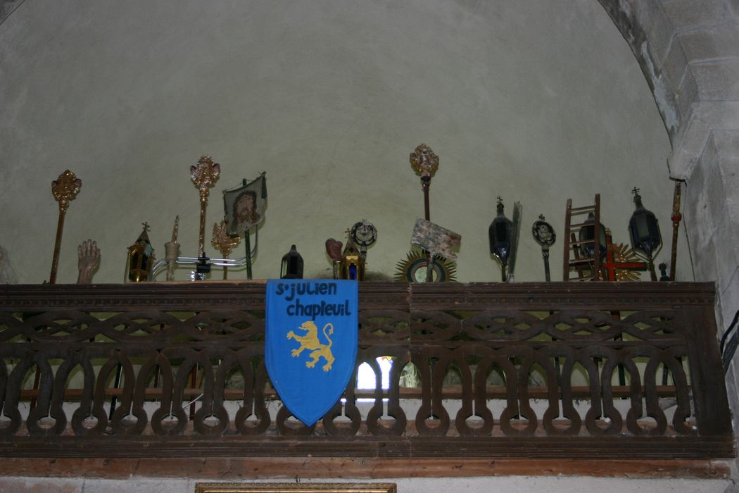 ensemble d'instruments de la Passion (cannes de pénitents), lanternes de procession