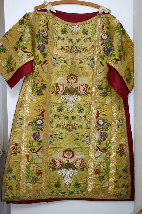 Ornement liturgique : chasuble, deux dalmatiques et deux manipules