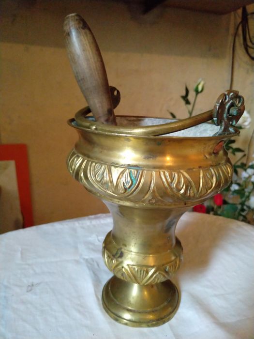 seau à eau bénite et son goupillon - © Ministère de la Culture (France), Conservation des antiquités et des objets d’art de Haute-Loire, tous droits réservés