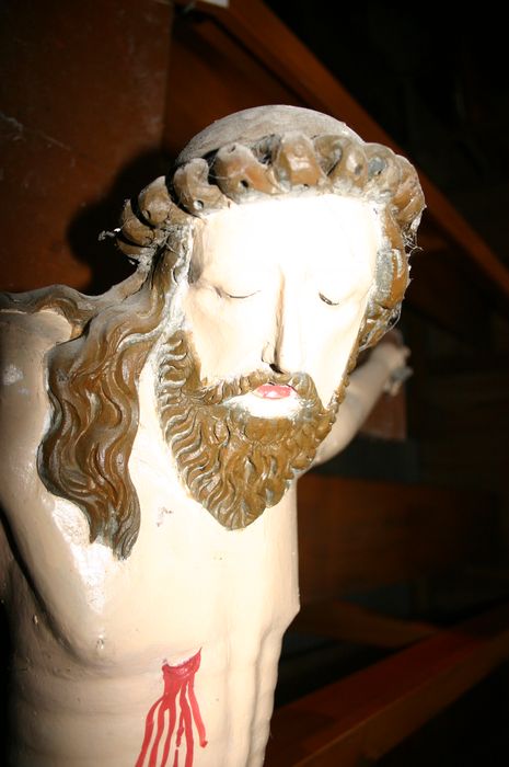 statue : Christ en croix, vue partielle