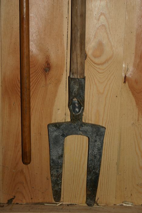 Fourche-bêche, vue partielle - © Ministère de la Culture (France), Conservation des antiquités et des objets d’art de Haute-Loire, tous droits réservés