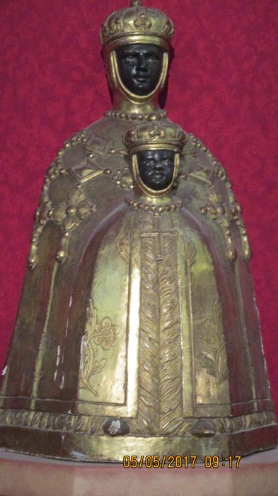 groupe sculpté : Vierge noire au manteau