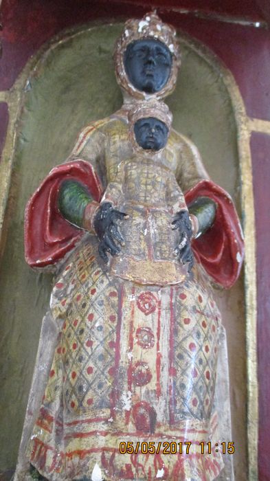 groupe sculpté : Vierge noire en majesté